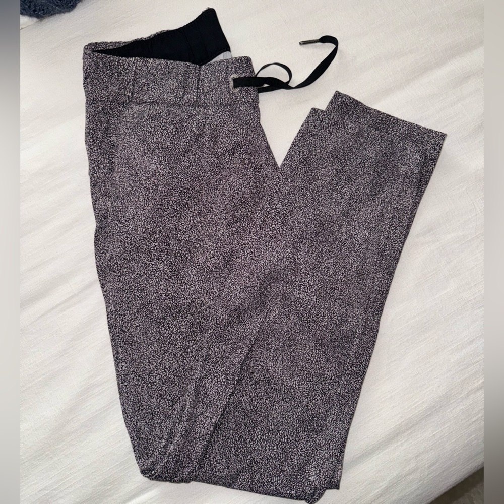 LULULEMON SIZE 4 WORK PANT / JOGGER